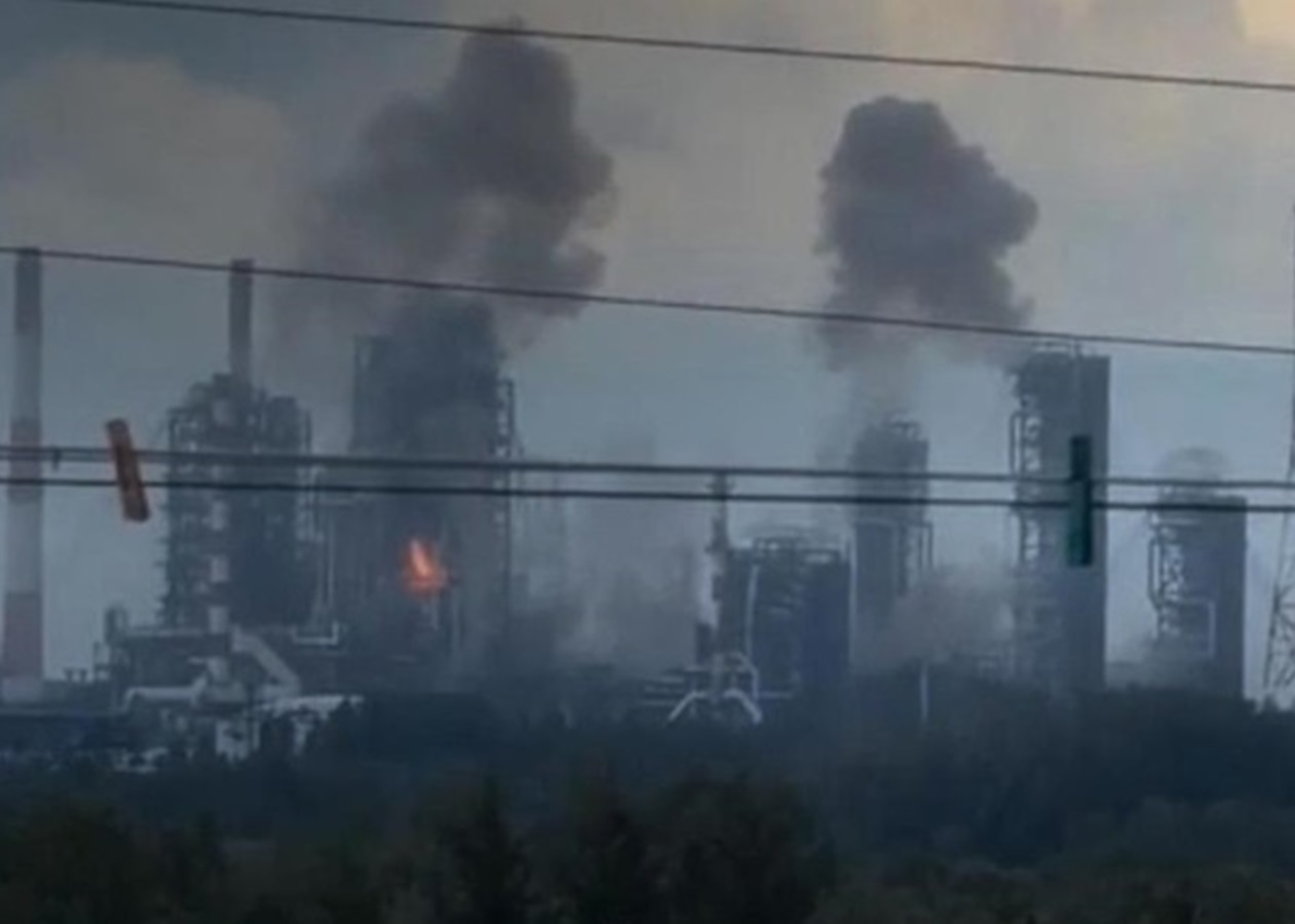 "Імпорт не рятує": удари України зупинили топові НПЗ Росії
