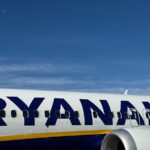 Пасажира затягнуло у розбите вікно літака Ryanair