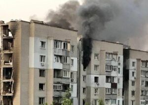 Авіабомби РФ влучили у багатоповерхівку в Херсоні