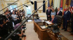 Не зраджує собі: Трамп довів до істерики світ заявою, що надання ліцензій на виробництво ракет Patriot обговорюватиме ще й з… Путіним