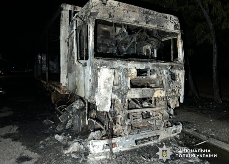 Одеситка підпалила дві вантажівки на замовлення