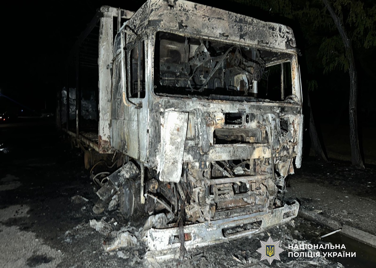 Одеситка підпалила дві вантажівки на замовлення