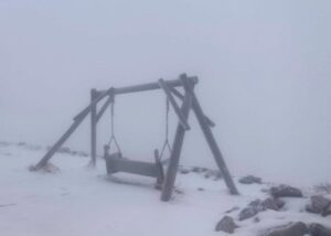 У Карпатах зимова погода: випав сніг і вдарив мороз