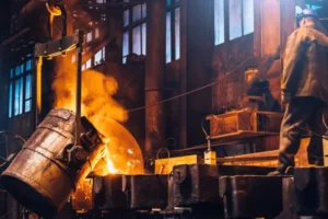 Випуск сталі в Україні обвалився на 57%: гірші показники були лише у 2022 році