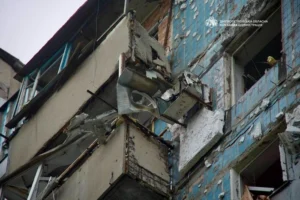 «Дитину відкинуло до стіни». Родина військового постраждала через атаку на Дніпро