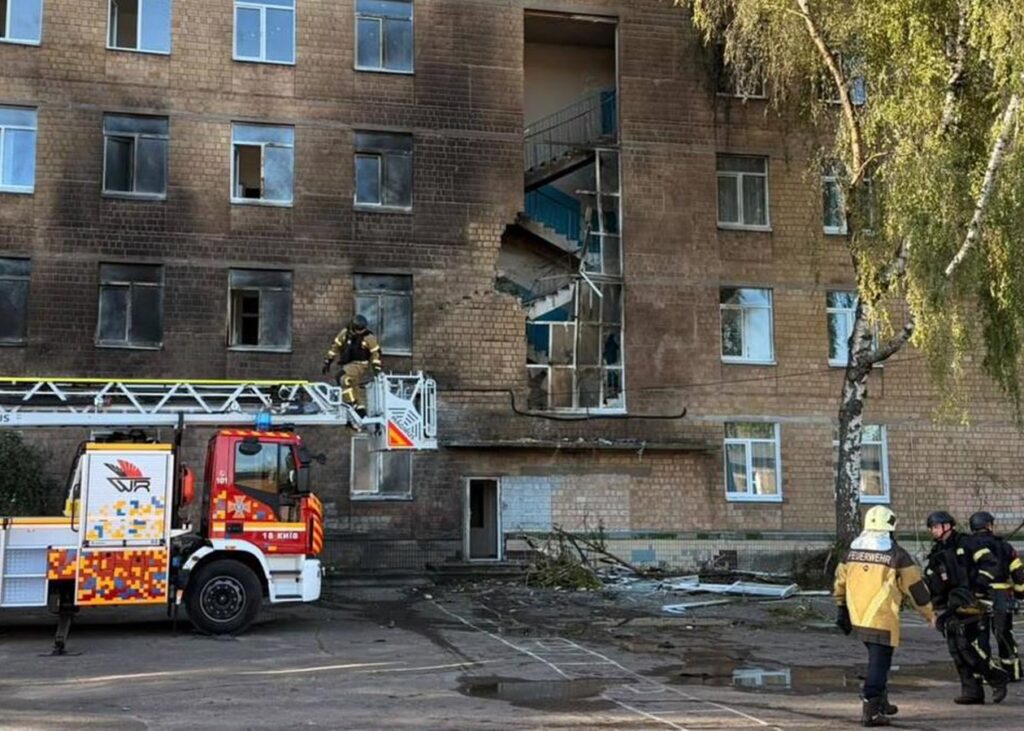 У Києві російський дрон влучив у школу