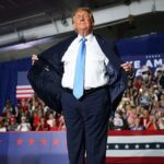 Трамп "роздає" американцям гроші перед виборами – ЗМІ
