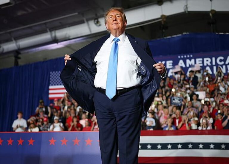 Трамп "роздає" американцям гроші перед виборами – ЗМІ